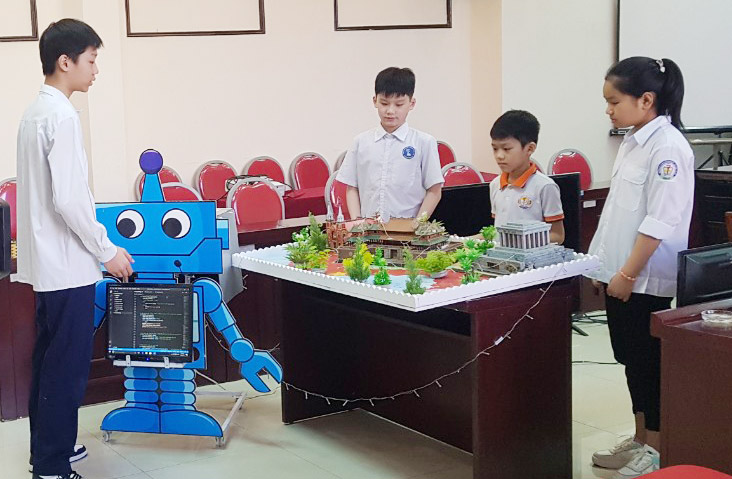Học sinh tiểu học và trung học phổ thông tại Hà Nội thực hiện đề tài “Robot hướng dẫn viên du lịch”. (Nguồn ảnh: vietnamplus.vn)
